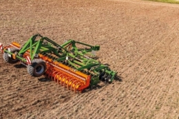 AMAZONE Catros+03 може виконувати суцільний обробіток ґрунту з глибини 2 см