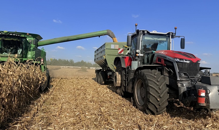 Harveast Holding завершує жнива соняшнику і починає збирати кукурудзу