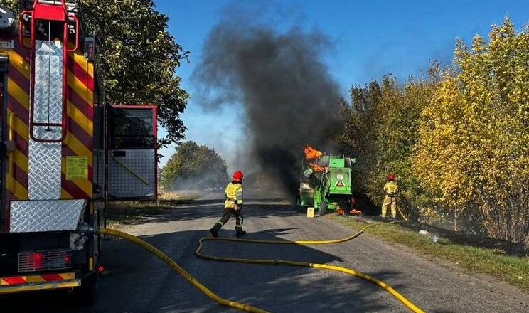 На Черкащині під час руху загорівся комбайн