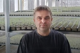 Підприємець налагодив вигонку цибулі на перо за допомогою гранту