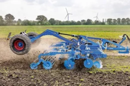 LEMKEN Rubin 10 подрібнює стебла соняшнику перед дисками