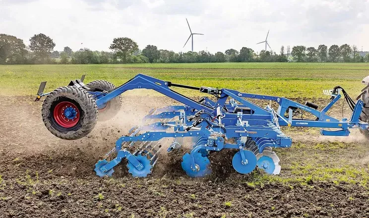 LEMKEN Rubin 10 подрібнює стебла соняшнику перед дисками