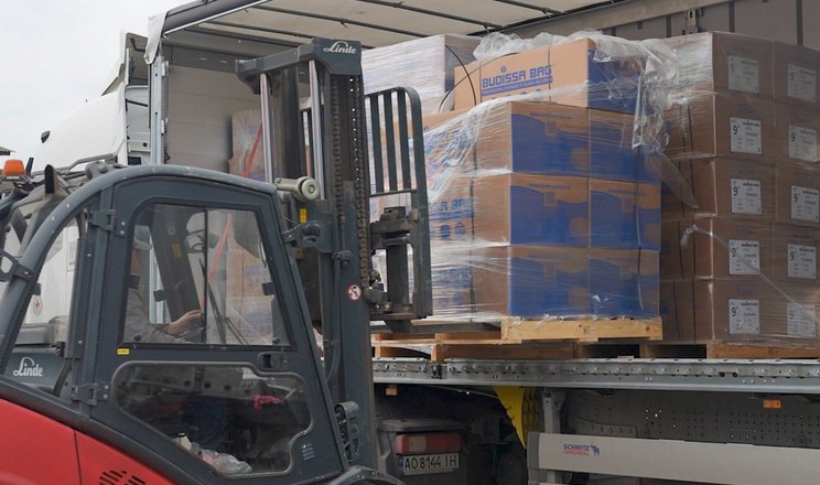 Аграріям з 9 областей України роздають рукави для зберігання зерна